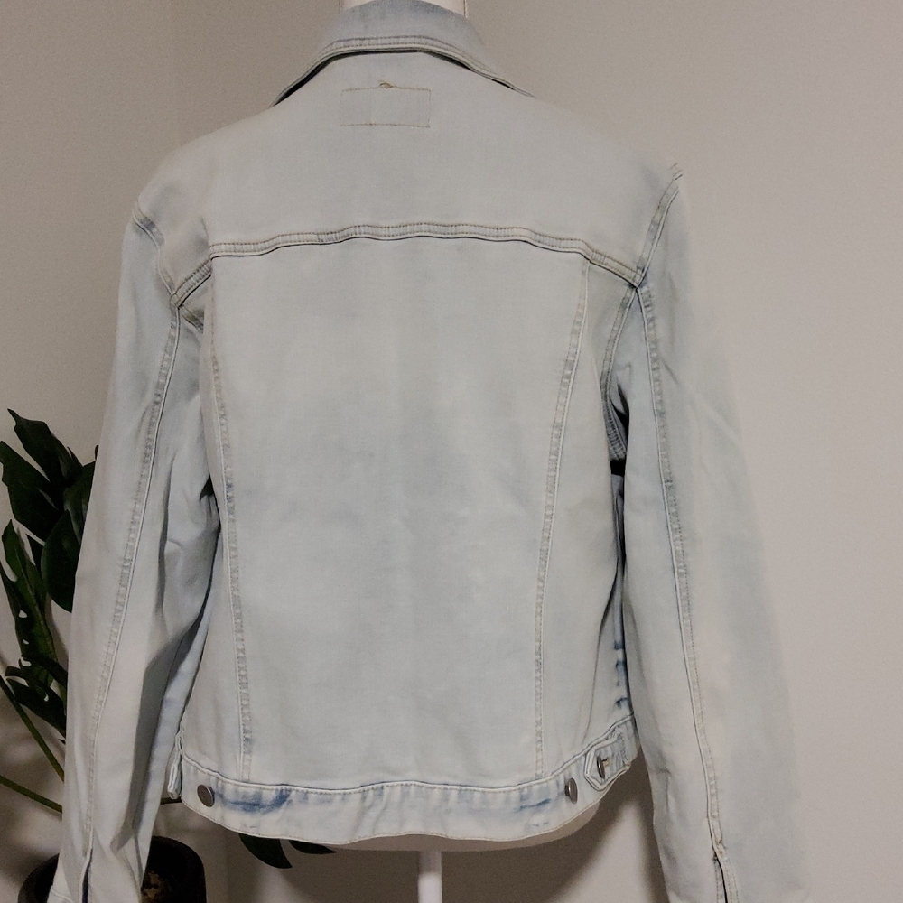 Time and Tru Light Wash Denim Jacket - Picture 6 of 8